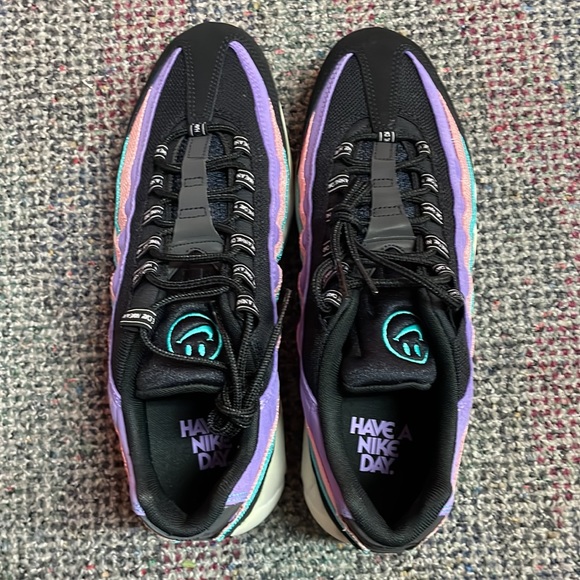 Nike - Picture 5 of 7